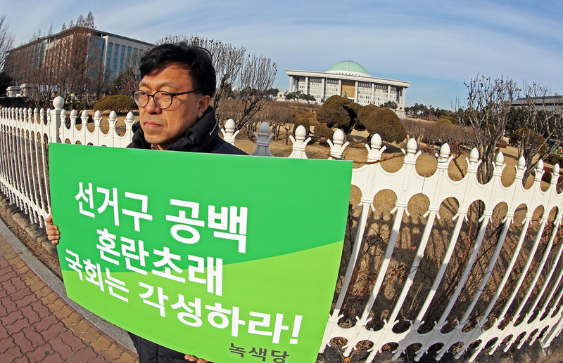 하승수 녹색당 공동운영위원장이 지난 1월5일 오전 서울 국회앞에서 현재의 선거구 미획정사태에 대해 항의하며 1인시위를 하고 있다. 이정용 선임기자 lee312@hani.co.kr