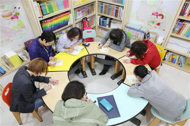 지난달 26일 인천광역시 연수구 월드비전 선학복지관에서 지난해 ‘맘이든든 부모교육’ 강좌를 수강한 7명의 엄마가 다시 모여 자녀에게 편지쓰기 시간을 갖고 있다.   사진 월드비전 제공