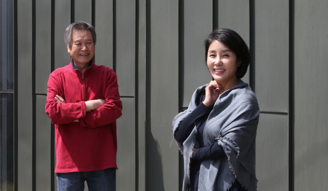 연극 <장수상회> 주인공 이호재(왼쪽), 양금석 배우가 지난 25일 오후 서울 대학로 아르코예술극장 옥상에서 인터뷰에 앞서 사진 촬영을 위해 포즈를 취하고 있다.  신소영 기자 viator@hani.co.kr