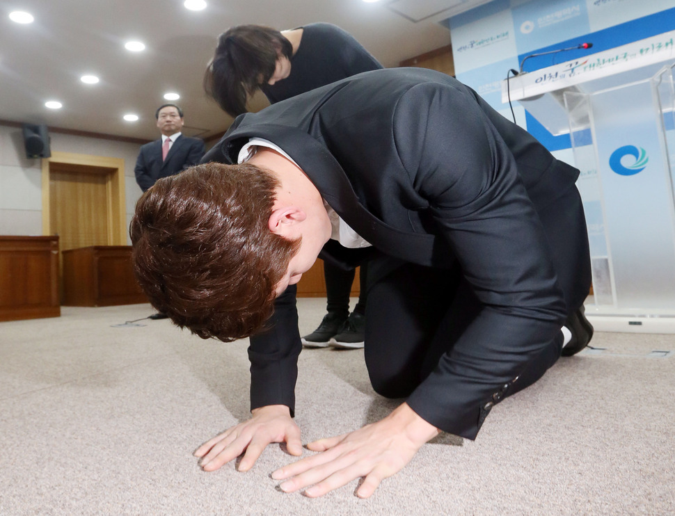 국제반도핑기구 창립 회장인 리처드 파운드(왼쪽) 국제올림픽위원회 위원과 마이클 레너드 국제스포츠중재재판소 부회장이 2일 서울 플라자 호텔에서 박태환과 관련해 의견을 밝히고 있다. 김창금 기자 <A href="mailto:kimck@hani.co.kr">kimck@hani.co.kr</A>전 수영국가대표 박태환이 2일 오후 인천시 남동구 인천시청에서 열린 기자회견에서 사죄의 절을 하고 있다. 유정복 인천시장은 기자회견에서 "박태환 선수에게 본인의 명예를 회복하고 국위를 선양할 수 있는 올림픽 출전 기회가 주어지길 바란다"고 말했다. 2016.5.2 연합뉴스
