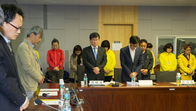  ‘세월호 참사 2년, 진상규명의 현황과 특별법 개정의 필요성’ 긴급토론회가 3일 오후 국회 의원회관 제1세미나실에서 열린 가운데, 20대 국회의원 당선자인 박주민 변호사(맨 왼쪽)를 비롯한 국회의원들과 세월호 희생자 유가족들이 토론회 시작에 앞서 세월호 희생자들을 추모하며 묵념하고 있다.   김성광 기자 flysg2@hani.co.kr