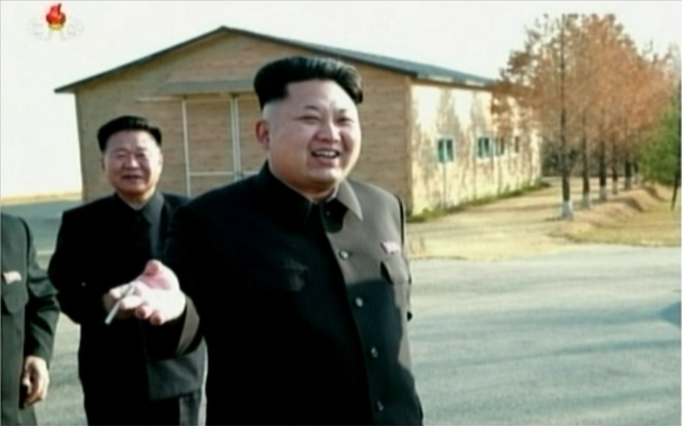 김정은 제1위원장이 지난 2014년 11월 평양에 있는 중앙양묘장을 시찰하면서 오른 손으로 담배를 쥔 채 웃고 있다. 연합뉴스 