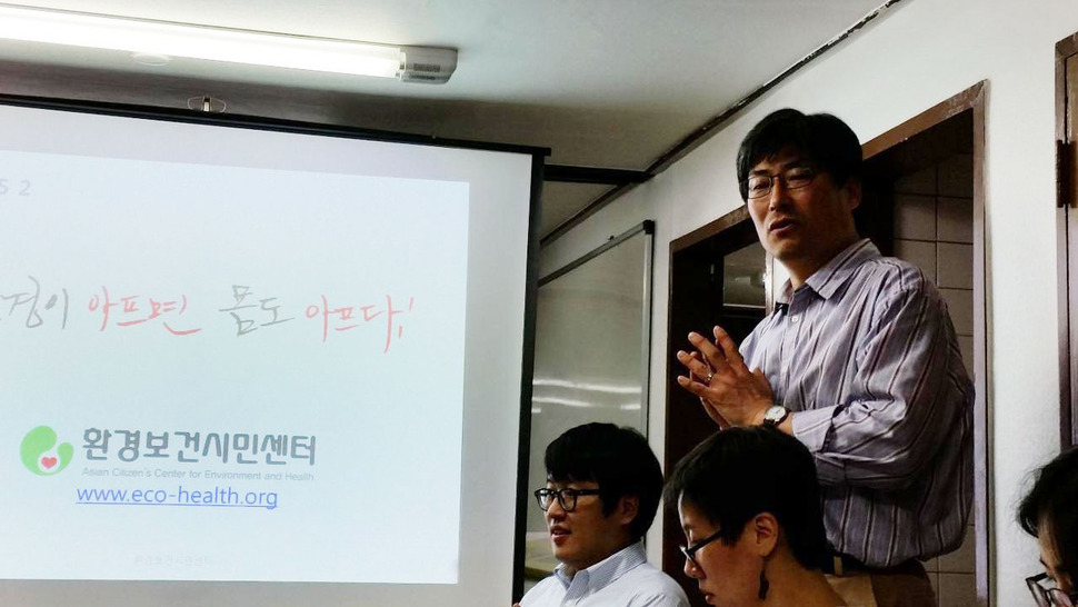 2일 저녁 최예용 환경보건시민센터 소장이 서울 정동 센터 사무실에서 기자들에게 간담회를 열고 가습기살균제 사건의 시작부터 현재까지 진행 상황에 대해 이야기하고 있다.