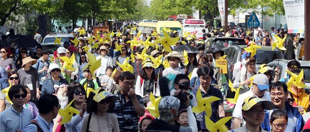  국내 최대 어린이 테마 축제인 ‘파주출판도시 어린이 책잔치’가 5일 개막해 책의 등장인물 의상을 스스로 만들어 입은 어린이와 부모들이 퍼레이드를 하고 있다. 8일까지 입주 출판사 30여곳이 60여개의 프로그램을 동시다발적으로 진행한다. 