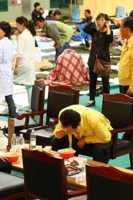 서남수 당시 교육부장관은 세월호 참사 당일인 2014년 4월16일 참사로 고통받는 실종자 가족들이 모여 있는 진도실내체육관에서 의자에 앉아 컵라면을 먹는 장면이 포착돼 거센 비판을 받았다. 오마이뉴스 제공.