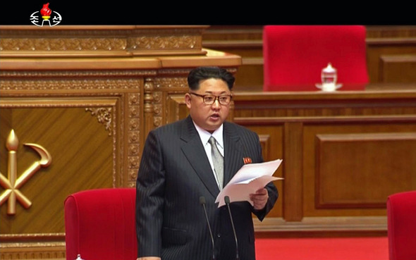 조선중앙TV와 라디오방송인 조선중앙방송 등 북한 언론매체들은 6일 평양 4.25문화회관에서 개막한 조선로동당 제7차대회를 녹화실황중계했다. 사진은 정장차림의 김정은 제1위원장이 당제7차대회에서 개회사를 하고 있는 장면.조선중앙방송 화면갈무리/ 연합뉴스 조선중앙TV와 라디오방송인 조선중앙방송 등 북한 언론매체들은 6일 평양 4.25문화회관에서 개막한 조선로동당 제7차대회를 녹화실황중계했다. 사진은 정장차림의 김정은 제1위원장이 당제7차대회에서 개회사를 하고 있는 장면.조선중앙방송 화면갈무리/ 연합뉴스