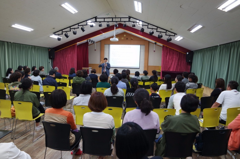 4월26일 샛별초등학교에서는 구본권 사람과디지털연구소장이 ‘디지털 세대에 부모노릇 하기’를 주제로 ‘샛별 학부모 교실’ 강의를 했다.  샛별초등학교 제공