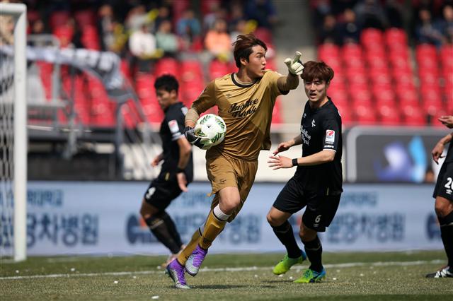 성남FC의 새내기 골키퍼 김동준이 4월2일 탄천운동장에서 열린 K리그 클래식 포항과의 경기에서 공을 잡은 뒤 공격 방향을 가리키고 있다.  한국프로축구연맹 제공