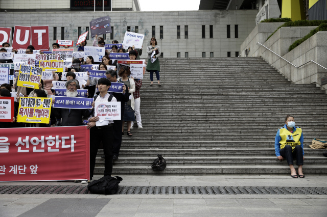 가습기 살균제 피해자 안은주(맨 오른쪽)씨가 9일 오후 56개 시민사회단체와 ‘가습기 살균제 피해자와 가족 모임’이 서울 종로구 세종로 세종문화회관 계단에서 연 ‘옥시 제품 불매’ 운동 선언 기자회견에서 발언한 뒤 계단에 앉아서 쉬고 있다. 국가대표 배구선수였던 안은주씨는 2010년 3월 병에 걸린 걸 알게 됐고 지난해 10월 폐 이식 수술을 받았다. 김명진 기자 <A href="mailto:littleprince@hani.co.kr">littleprince@hani.co.kr</A>