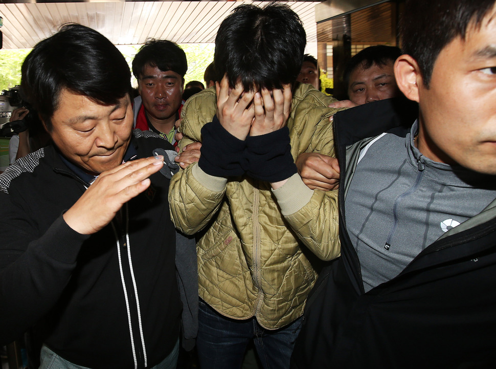 경기도 안산 대부도에서 발견된 토막시신 사건의 용의자 조모씨가 긴급 체포돼 5일 오후 경기도 안산단원경찰서로 들어서고 있다. 연합뉴스