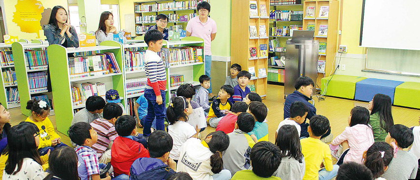 2. 한 학생이 다모임에서 진행한 ‘자유발언대’에서 학교나 친구들에게 건의할 내용을 이야기하고 있다.