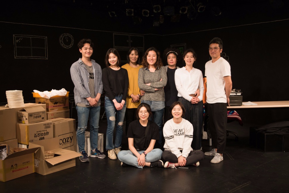 극단 미인은 ‘아름다운 극단’을 지향한다. 뒷줄 왼쪽부터 시계방향으로 손태영, 강해진, 박선교, 김수희, 남미정, 이명아, 이창원, 서지원, 김연수.  극단 미인 제공