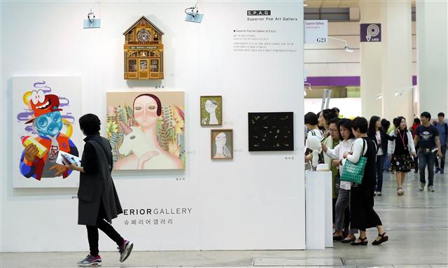  ‘2016 서울오픈아트페어’ 개막 이튿날인 11일 오후 서울 강남구 삼성동 코엑스에서 관람객들이 다양한 예술 작품들을 살펴보고 있다. 14일까지 열리는 이번 행사에는 국내작가들의 작품 약 5천여 점이 전시·판매되며 ‘인도 현대 미술’과 ‘스타 초대전’ 등 다양한 프로그램도 열린다.  연합뉴스