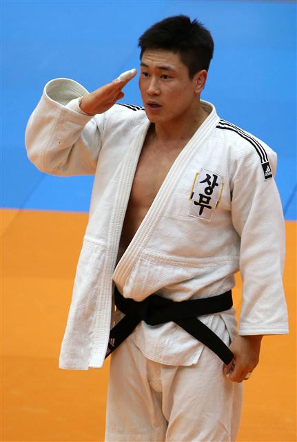 이승수가 11일 열린 전국체급별유도대회 남자 81㎏ 결승전에서 이성호를 업어치기 한판승으로 이긴 뒤 거수경례를 하고 있다. 연합뉴스