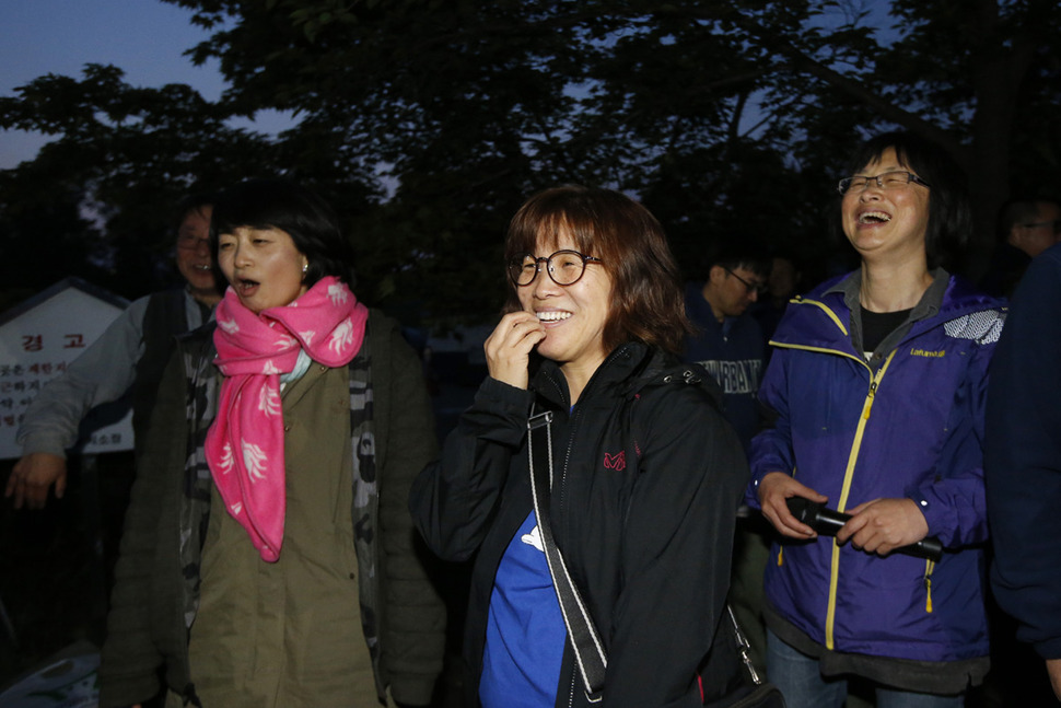 유흥희 금속노조 기륭분회 분회장(가운데)이 12일 새벽 경기도 의왕시 포일동 서울구치소를 나서며 김소연 전 분회장(맨오른쪽)과 명숙 인권운동사랑방 활동가(왼쪽 둘째) 등 동료들의 환영을 받고 있다. 유 분회장은 정규직 전환 합의를 깨고 야반도주한 최동열 대표이사에게 항의하다가 주거침입으로 고소당해 벌금형을 선고받은 데 대한 항의의 의미로 벌금을 내는 대신 지난달 29일부터 노역을 한 뒤 이날 출소했다. 의왕/이정아 기자 leej@hani.co.kr