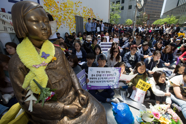 어버이날을 앞둔 지난 4일 서울 종로구 옛 일본대사관 앞에서 열린 ‘제1229차 일본군 ‘위안부’ 문제 해결을 위한 수요시위’에 참석한 학생들과 시민들이 손팻말을 들고 있다.  김성광 기자 flysg2@hani.co.kr