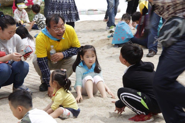 이정현 의원이 지난 7일 오전 전남 순천시 연향2지구 호반3공원에서 열린 ‘엉뚱발뚱’ 제1호 기적의놀이터 개장식에서 어린이들과 함께 놀고 있다.  이정현 의원실 제공