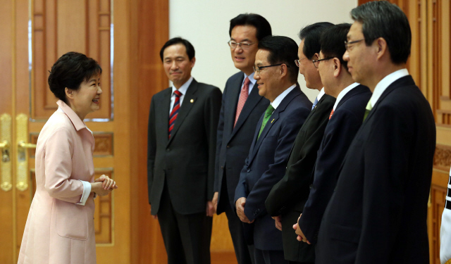 박근혜 대통령이 13일 오후 청와대에서 3당 원내대표와 정책위의장과 만나 인사를 나누고 있다. 사진은 왼쪽부터 박 대통령, 우상호 더불어민주당, 정진석 새누리당, 박지원 국민의당 원내대표. 이정용 선임기자 lee312@hani.co.kr