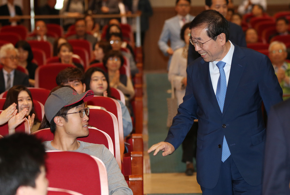 박원순 서울시장이 13일 오전 광주 전남대학교에서 특강하기 위해 입장하며 학생들과 웃으며 인사하고 있다. 2016.5.13 연합뉴스