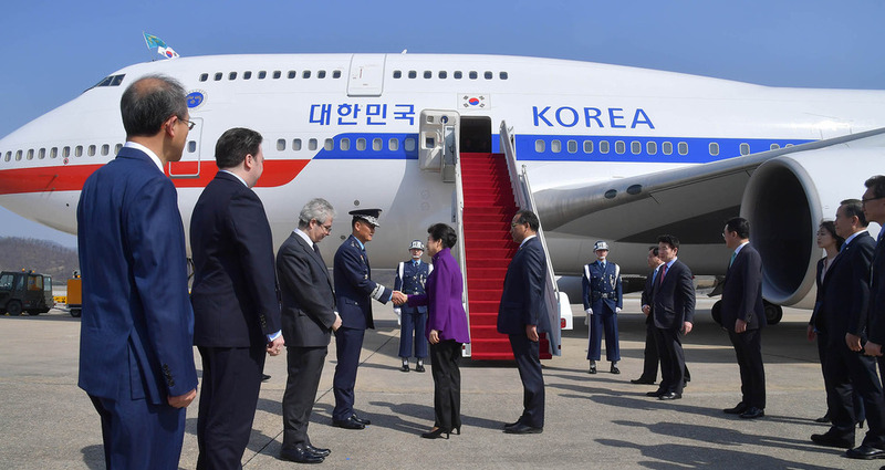 박근혜 대통령이 미국 워싱턴에서 열리는 핵안보정상회의에 참석하기 위해 3월30일 오후 서울공항에서 전용기에 오르고 있다.청와대사진기자단