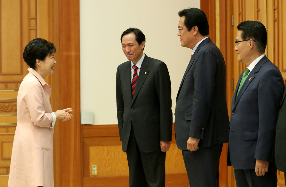 박근혜 대통령이 13일 청와대에서 열린 여야 3당 원내 지도부 회동에서 여야 원내지도부와 대화하고 있다. 왼쪽부터 시계방향으로 박근혜 대통령, 더불어민주당 우상호 원내대표, 새누리당 정진석 원내대표, 국민의당 박지원 원내대표. 2016.5.13 연합뉴스