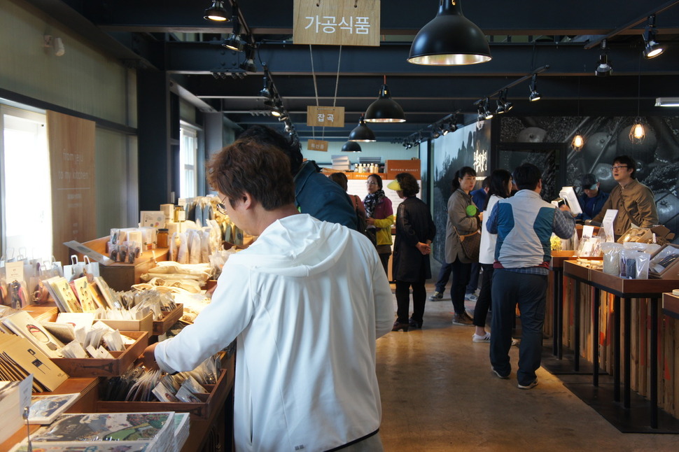 지난 4월29~30일 제주 마을기업 ‘무릉외갓집’에 로컬 챌린지 프로젝트 기업들이 모여 상호 멘토링의 시간을 가지며, 무릉외갓집 제품을 구매하고 있다.