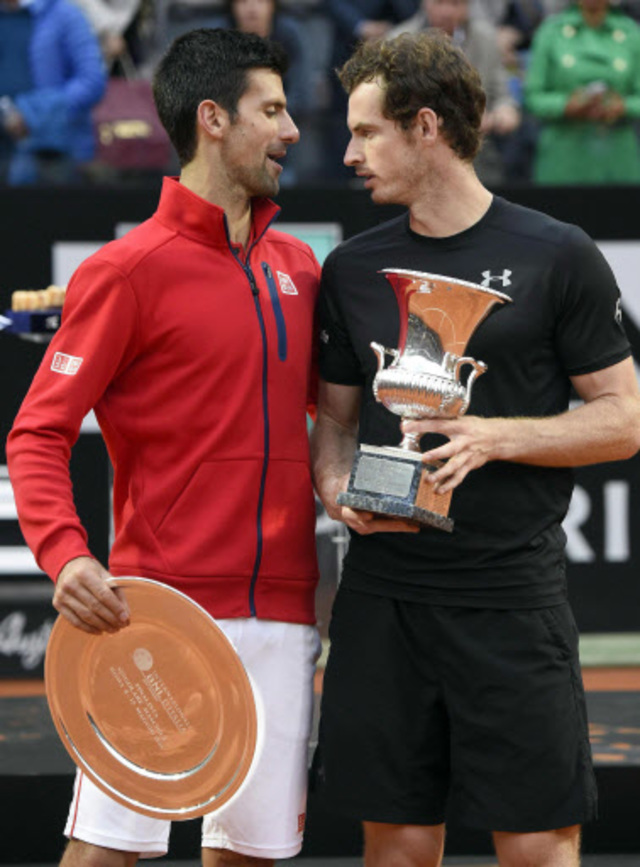 앤디 머리(오른쪽)가 15일 로마에서 열린 남자프로테니스(ATP) 투어 ‘인터내셔널 비엔엘 이탈리아’ 단식 결승에서 우승한 뒤 준우승한 노박 조코비치와 이야기를 나누고 있다. 로마/EPA 연합뉴스