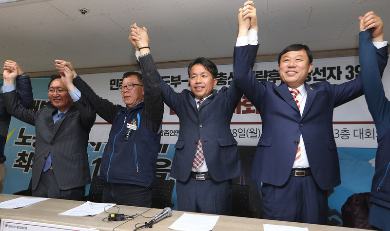 전국민주노동조합총연맹의 전략후보로 나서 제20대 총선에서 당선된 노회찬(왼쪽), 윤종오(왼쪽 셋째부터), 김종훈 당선자가 18일 오전 서울 중구 민주노총 대회의실에서 기자회견을 열어 파견근로자보호법과 근로기준법 등 박근혜 정부가 추진 중인 노동4법 개정에 반대하는 뜻을 밝힌 뒤 손을 번쩍 들고 있다. 민주노총은 이들을 포함해 진보정당과 정책협의회를 열어 노동개악, 최저임금, 청년실업, 비정규직 문제 등을 해결하기 위한 공동사업을 진행할 예정이다. 김정효 기자 hyopd@hani.co.kr