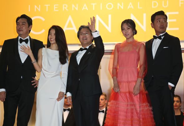 칸 영화제에 출품된 박찬욱 감독의 %!^a아가씨%!^a가 14일(현지시간) 프랑스 칸의 뤼미에르 대극장에서 열린 상영회에서 기립박수를 받는 등 큰 호응을 받았다. 사진은 박찬욱 감독(가운데)이 배우 하정우(오른쪽부터), 김민희, 김태리, 조진웅 등과 카메라 앞에 포즈를 취하고 있는 모습. AFP/연합뉴스 칸 영화제에 출품된 박찬욱 감독의 %!^a아가씨%!^a가 14일(현지시간) 프랑스 칸의 뤼미에르 대극장에서 열린 상영회에서 기립박수를 받는 등 큰 호응을 받았다. 사진은 박찬욱 감독(가운데)이 배우 하정우(오른쪽부터), 김민희, 김태리, 조진웅 등과 카메라 앞에 포즈를 취하고 있는 모습. AFP/연합뉴스