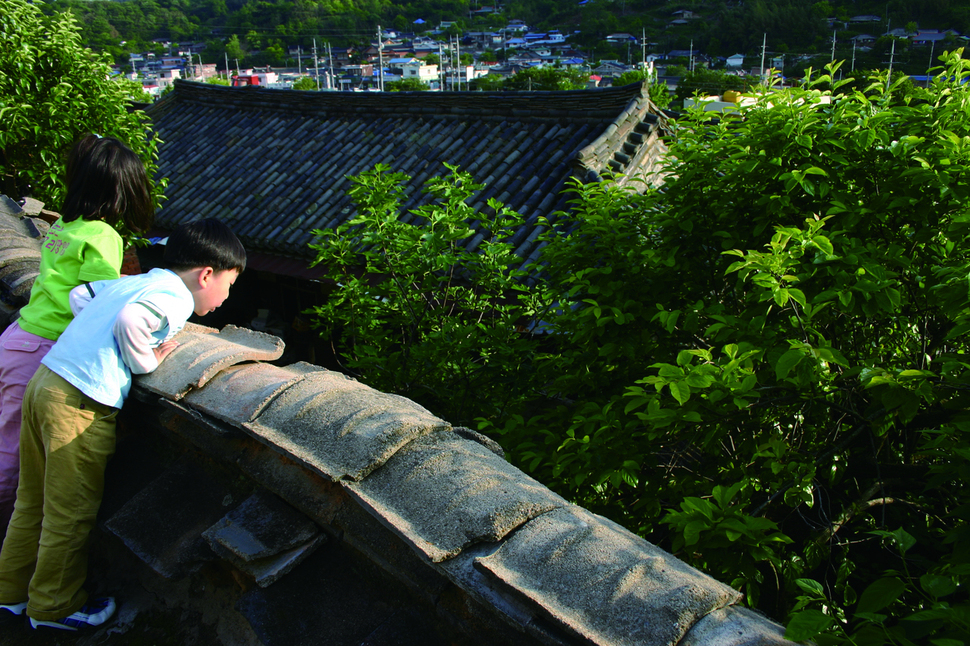 2. 아이들이 소설 <태백산맥>의 배경이 되는 전라남도 보성군 벌교읍 김범우의 집 주변 풍경을 구경하고 있다. 