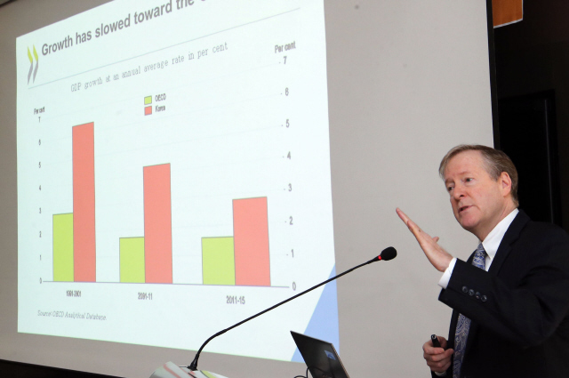 16일 한국개발연구원(KDI)에서 열린 경제협력개발기구(OECD) 한국경제전망 세미나에 참석한 랜들 존스 한국경제 담당관이 거시경제 동향·전망에 대해 발표하고 있다.  세종/연합뉴스