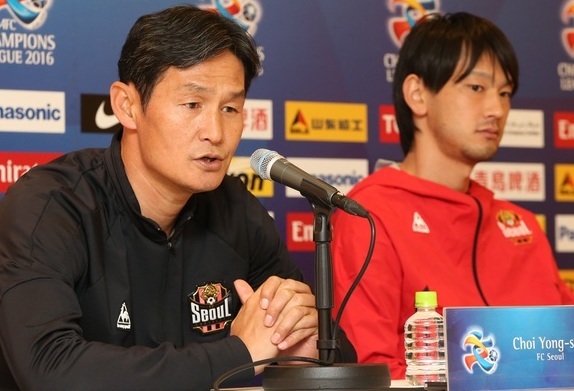  최용수(왼쪽) FC서울 감독이 17일 일본 사이타마 경기장에서 열린 아시아축구연맹 챔피언스리그 16강 1차전 기자회견에서 답하고 있다. 옆은 서울의 미드필더인 다카하기 요지로 선수.   한국프로축구연맹 제공