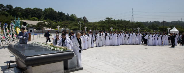  제36주년 5·18 민중항쟁 추모제가 17일 오전 광주 북구 국립 5·18 민주묘지에서 열려 유가족들이 헌화하고 있다.  광주/김성광 기자 flysg2@hani.co.kr