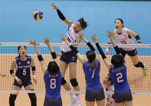 김연경이 17일 일본 도쿄 메트로폴리탄 체육관에서 열린 2016 리우올림픽 세계 여자 예선 3차전에서 일본 수비수들을 뚫는 강스파이크를 날리고 있다. 도쿄/AP 연합뉴스