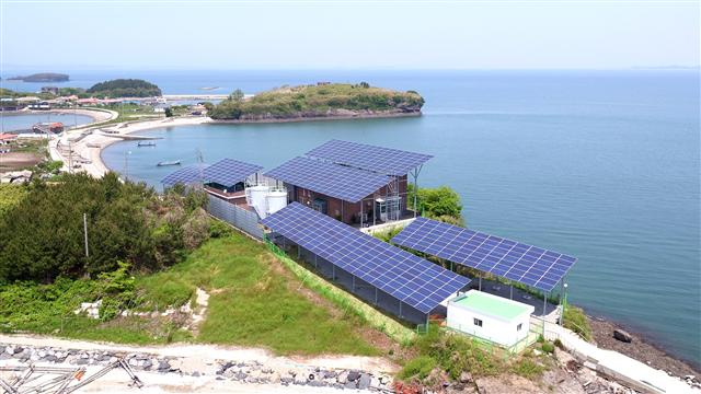 충남 홍성군 죽도에 설치된 태양광 발전장치. 한화 제공