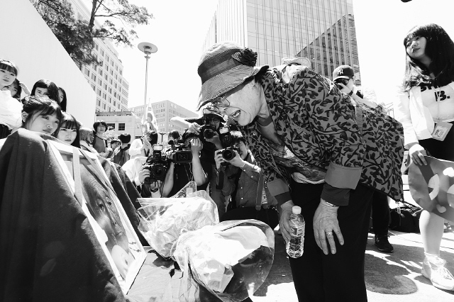 일본군 위안부 피해자인 이용수 할머니가 18일 낮 서울 종로구 중학동 일본대사관 앞에서 열린 ‘제1231차 일본군 위안부 문제 해결을 위한 정기수요시위’에서 전날 별세한 이수단·공점엽 할머니의 영정을 바라보며 명복을 빌고 있다. 김태형 기자 <A href="mailto:xogud555@hani.co.kr">xogud555@hani.co.kr</A>