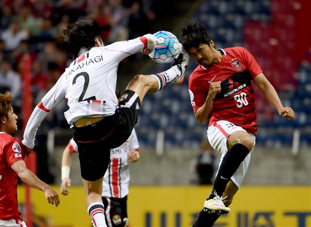 FC서울 다카하기 요지로(왼쪽)가 18일 일본 사이타마 경기장에서 열린 아시아축구연맹(AFC) 챔피언스리그 16강 1차전에서 우라와 레즈 미드필더 고로키 신조(오른쪽)와 공을 다투고 있다. 사이타마/AFP 연합뉴스