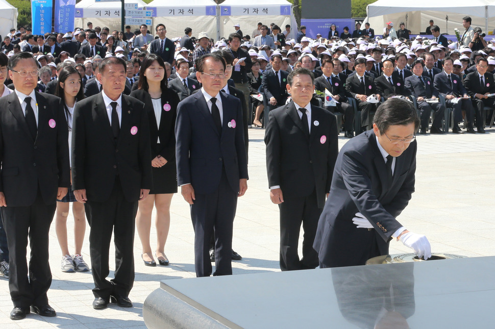 황교안 국무총리가 18일 오전 광주 북구 국립 5ㆍ18 묘지에서 열린 ‘5ㆍ18 민주화운동 기념식‘에서 분향을 하고 있다. 2016.5.18 연합뉴스