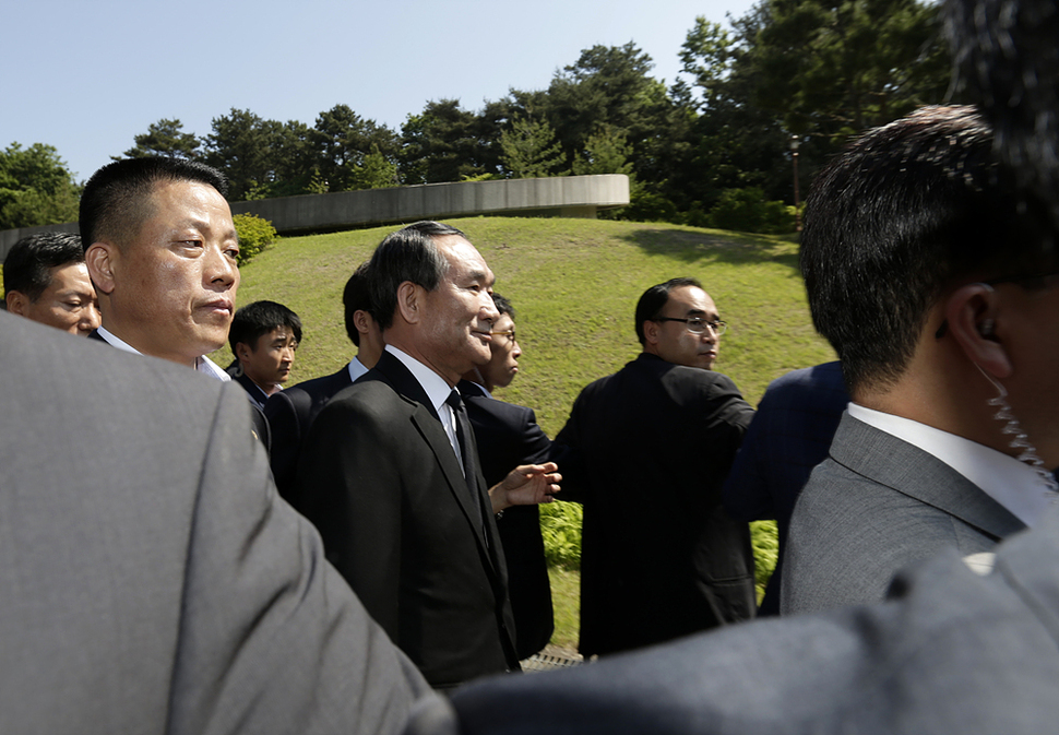 박승춘 보훈처장이 18일 오전 광주 북구 운정동 국립 5·18민주묘지에서 열린 제36주년 5·18민주화운동 기념식에 유족들의 반발로 참여하지 못하고 경호원들과 기자들에 둘려 쌓여 발길을 돌리고 있다. 광주/김명진 기자 littleprince@hani.co.kr