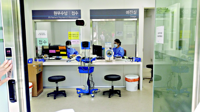 지난해 메르스(중동호흡기증후군) 유행 뒤 삼성서울병원은 응급실 밖에 발열호흡기진료소, 선별진료실을 별도로 지었다. 보호장구를 갖춘 의료진이 24시간 환자를 응급진료한다.