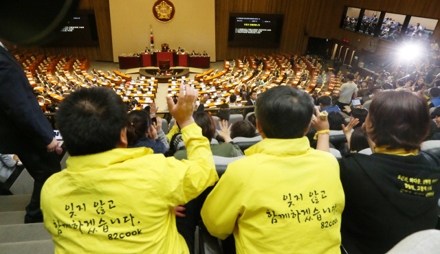 19대 국회 마지막 본회의를 보기 위해 19일 국회 본회의장을 찾은 4·16 세월호 참사 가족대책협의회 소속 유족들이 방청석을 향해 손을 흔드는 야당 의원들에게 마주 손을 흔들어 보이고 있다. 새누리당의 반대로 이날 4·16 세월호 참사 특별조사위원회의 활동 시한을 명확히 할 특별법 개정안은 본회의에 상정도 되지 못한 채 끝내 처리가 무산됐다.  이정우 선임기자 woo@hani.co.kr