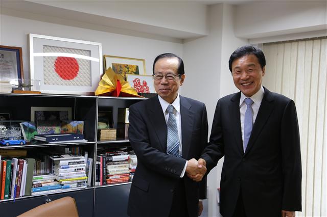 일본을 방문 중인 손학규 더불어민주당 전 상임고문이 20일 도쿄에서 후쿠다 야스오 전 일본 총리와 만나 악수하고 있다. 도쿄/연합뉴스