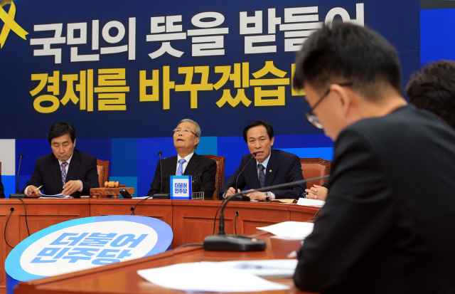  우상호 더불어민주당 원내대표(오른쪽)가 20일 오전 국회 당대표실에서 열린 비상대책위원회 회의에서 발언을 이어가는 동안 김종인 대표(왼쪽)가 천장을 올려다보고 있다.  김태형 기자