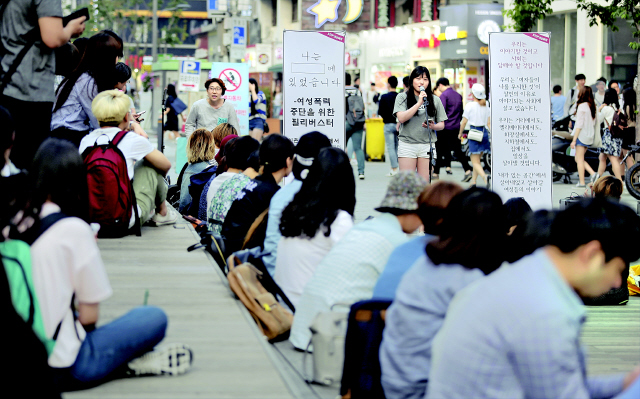 20일 오후 서울 서대문구 신촌 거리에서 한국여성민우회 주최로 열린 여성폭력 중단을 위한 필리버스터에서 여성들의 발언이 이어지고 있다.
김명진 기자 littleprince@hani.co.kr