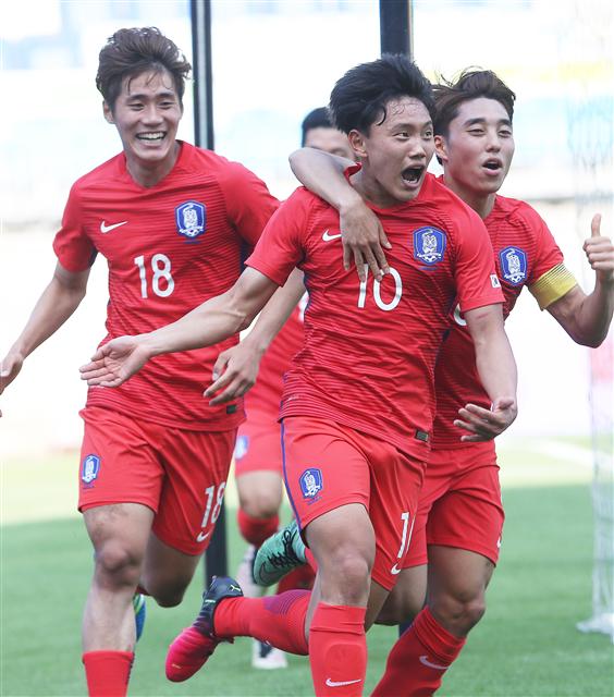 19살 이하 축구대표팀의 막내 조영욱이 22일 수원월드컵경기장에서 열린 2016 수원 제이에스컵 국제청소년축구대회 일본전에서 결승골을 성공시킨 뒤 동료들과 기뻐하고 있다.  연합뉴스