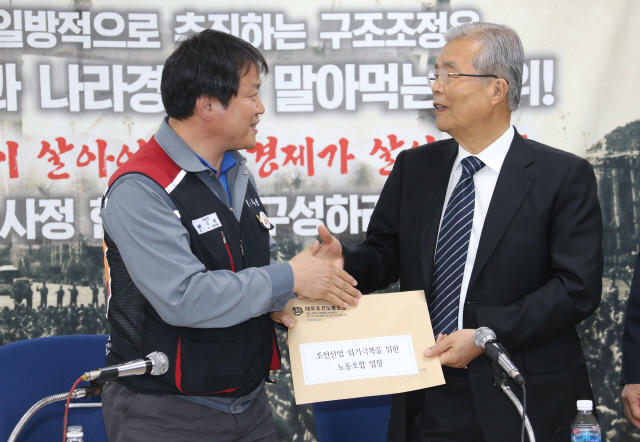 여야 지도부가 23일 구조조정을 앞두고 있는 대우조선해양의 경남 거제 옥포조선소를 잇따라 방문해 노조 집행부를 만나 건의 사항을 듣고 실업 대책 등에 관해 대화를 나눴다. 김종인 더불어민주당 비상대책위원회 대표가 오전 10시30분 현시한 대우조선 위원장을 만났다. 거제/이정우 선임기자 <A href="mailto:woo@hani.co.kr">woo@hani.co.kr</A>