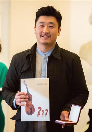 폴란드 ‘비에니아프스키 바이올린 제작 콩쿠르‘에서 2위를 한 박지환씨. 연합뉴스