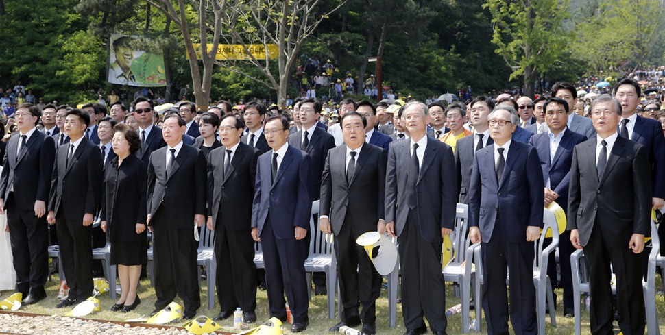 고 노무현 전 대통령 서거 7주기 추모식이 열린 23일 오후 경남 김해시 진영읍 봉하마을에서 참석자들이 애국가를 제창하고 있다. 공동취재사진