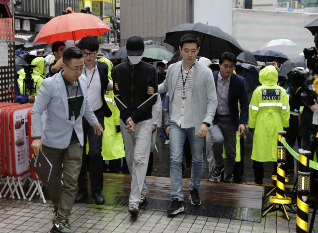 ‘강남역 여성 살인 사건’의 피의자 김아무개씨가 24일 오전 현장검증을 위해 범행 현장인 서울 서초구 강남역 인근 주점 건물로 들어서고 있다. 김명진 기자 ittleprince@hani.co.kr