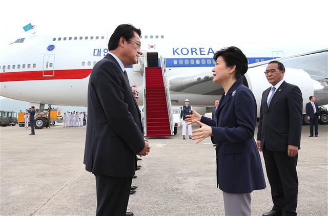 박근혜 대통령이 25일 오전 아프리카 3개국과 프랑스 국빈 방문을 위해 성남 서울공항에서 전용기에 오르기에 앞서 환송 나온 정진석 새누리당 원내대표와 이야기하고 있다. 성남/연합뉴스